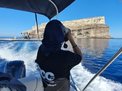 Εδώ χρησιμοποιείται φουσκωτό σκάφος.