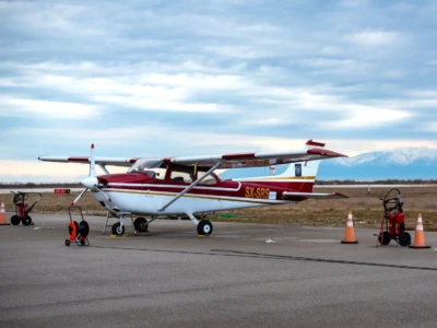 Χρησιμοποιείται ένα ιδιαίτερα εχοπλισμένο αεροπλάνο.