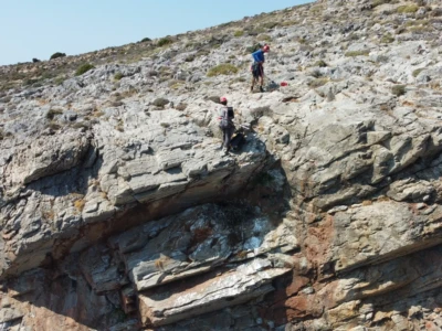 Ο σπιζαετός φωλιάζει σε απόκριμνα βράχια.