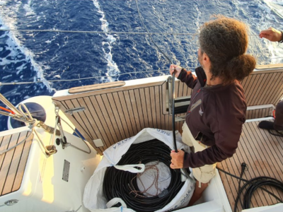 Τα συρόμενα υδρόφωνα είναι τοποθετημένα σε ένα μακρύ καλόδιο με το οποίο σέρνονται πίσω από το πλοίο.