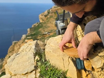 Εδώ τοποθετείται και κάμερα και βιοακουστική συσκευή για την καταγραφή πουλιών και νυχτερίδων.