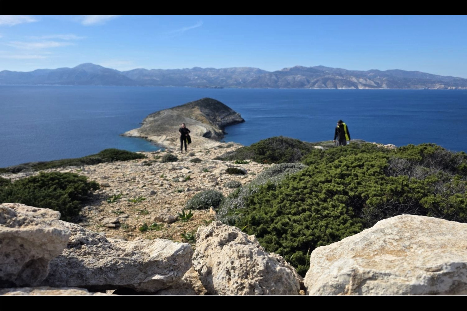 η θέα από την κορυφή του νησιού Άγιου Νικολάου μπρος τα δυτικά, στο βάθος η Νάξος